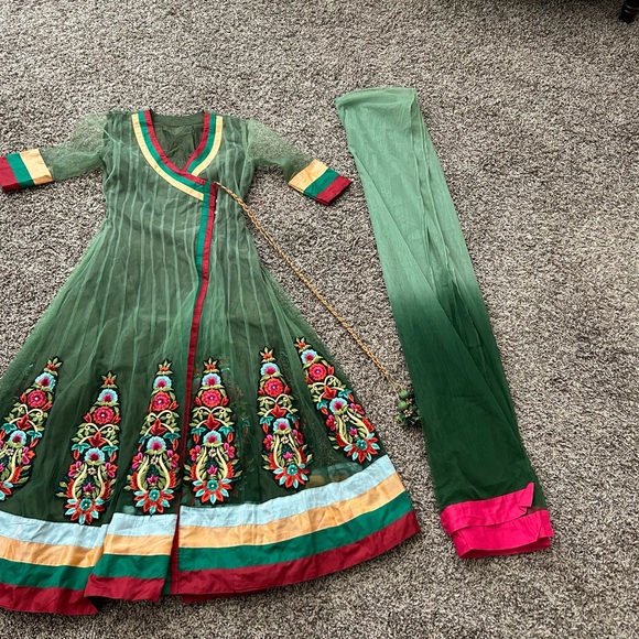 Indian 3 piece Anarakli suit with two shade dupatta/stole and pajami. - Picture 4 of 4